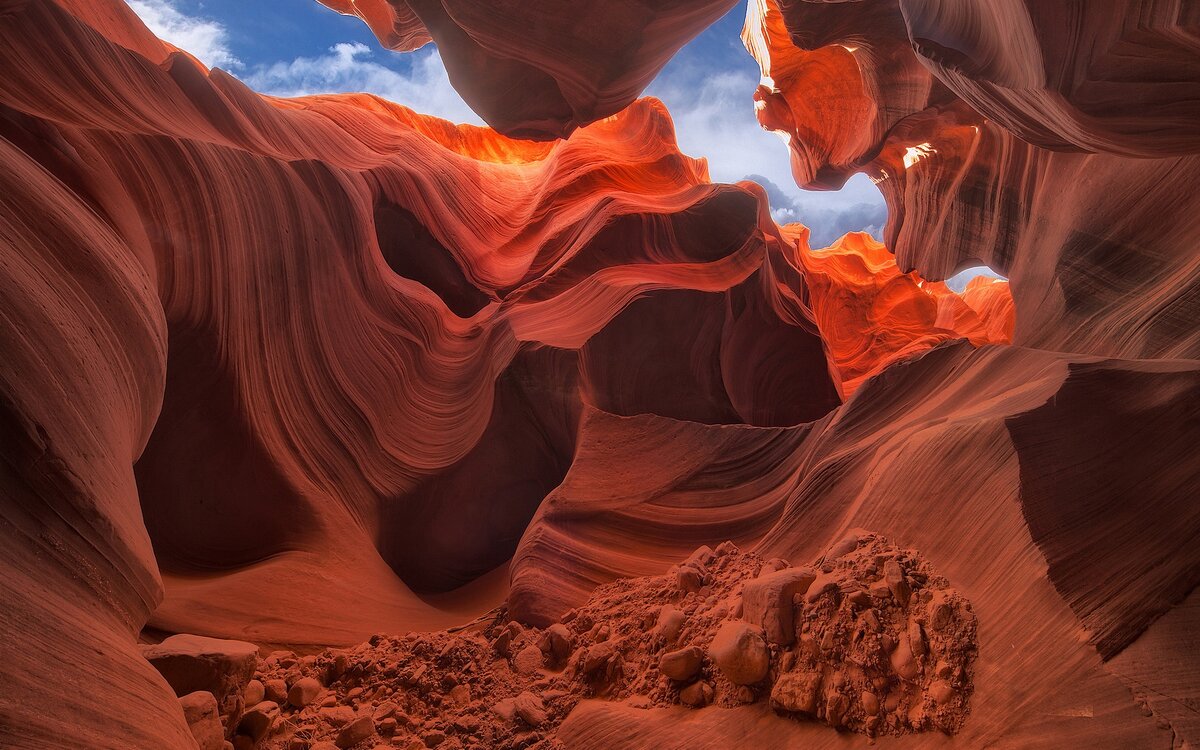 Интересные волнообразные изгибы, вид наверх изнутри каньона