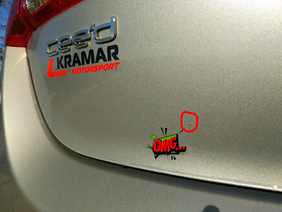 вот оно вздутие, обнаруженное на крышке багажника  через 2.5 года после покупки.