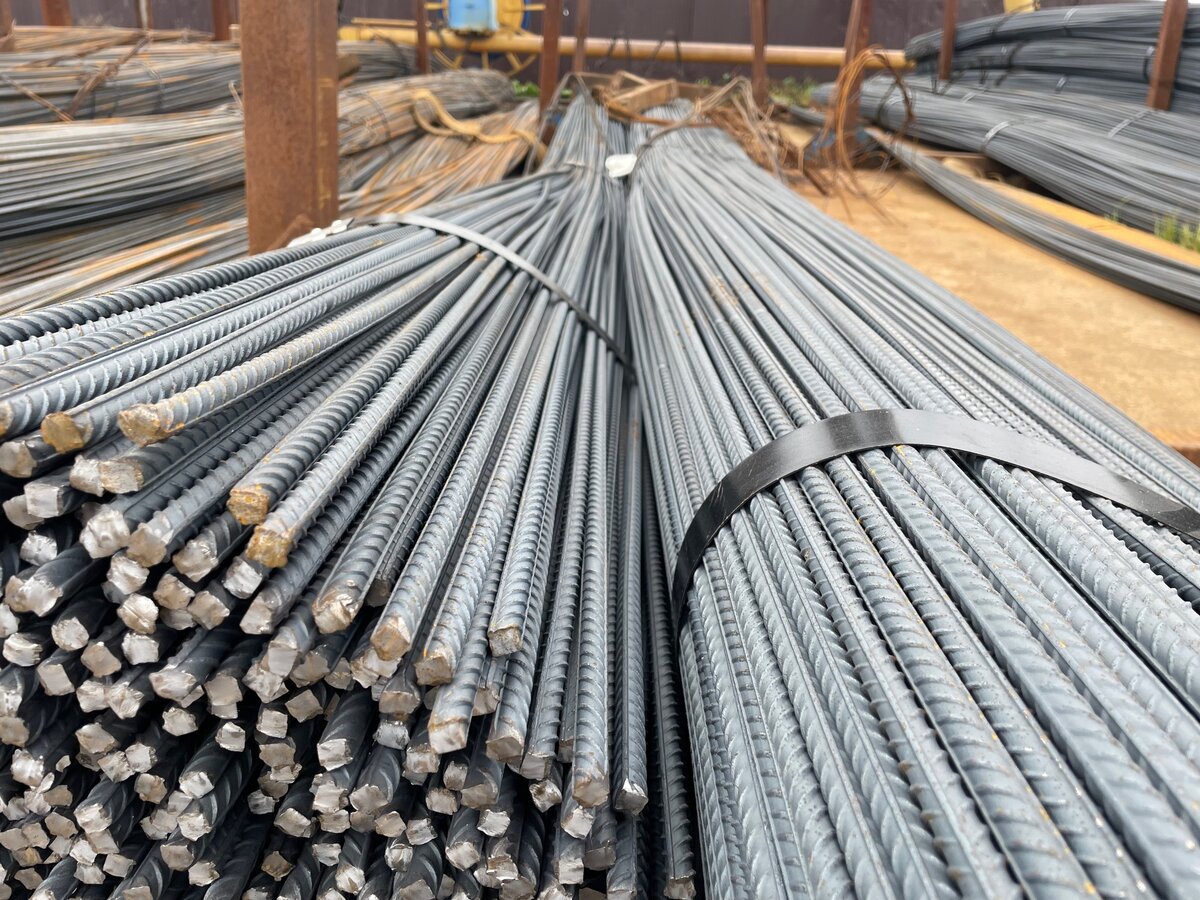 Арматура 12 мм А500С. На фото вы можете увидеть те самые металлические кольца 