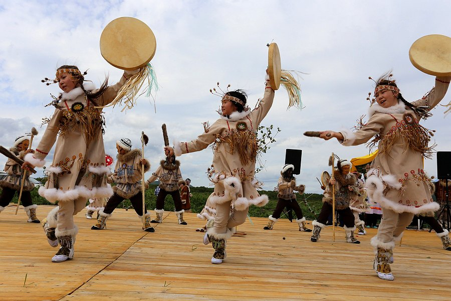Танец чукчи. Танцы народов севера. Якутский национальный танец. Танцы с бубнами. Шаманские пляски.