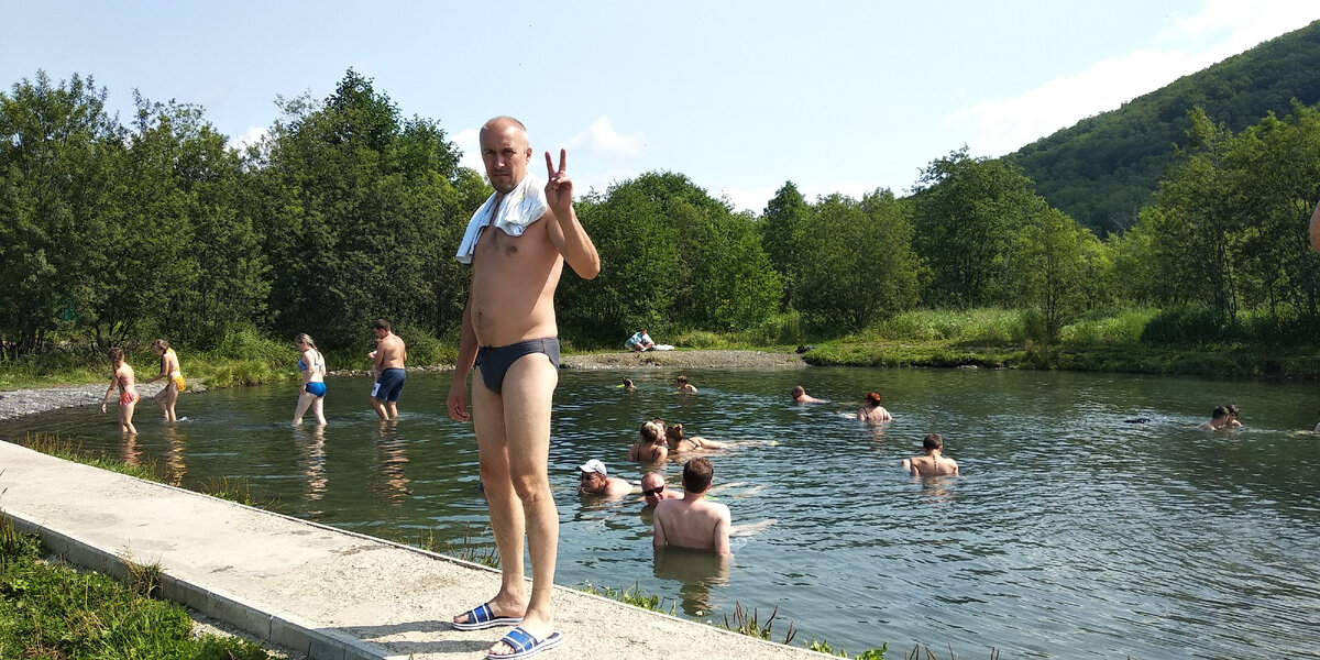 Народу на источниках всегда много