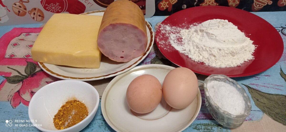 Нам понадобится: ветчина 200 г, сыр 200 г, мука 50 г, масло растительное 50 г, 2 яйца, соль, специи.