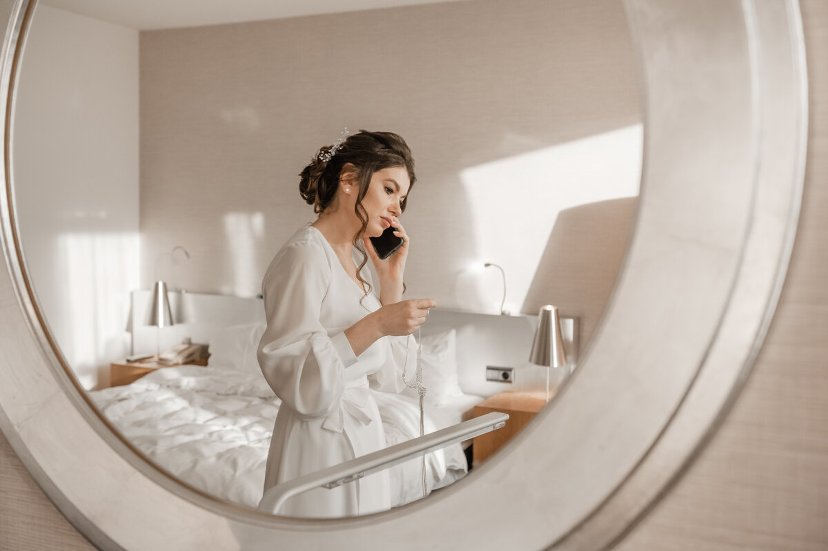Сборы невесты в отеле Radisson blu (спокойный интерьер и солнечные лучи)