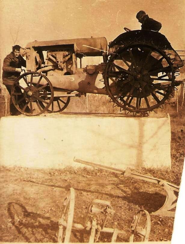 Первый трактор. Фото из архива школьного музея