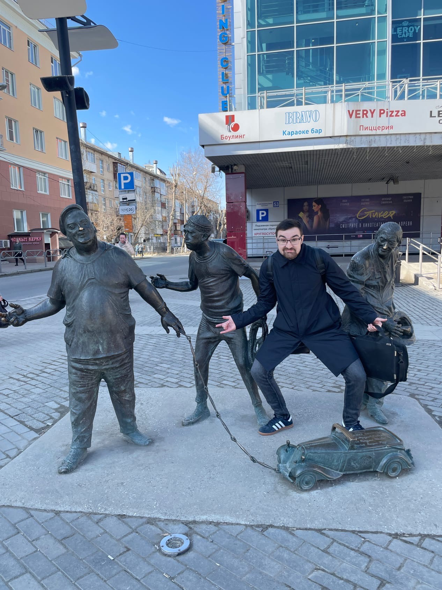 ЭКГ аппарат в руке. Идем с вызова. Пермь. Кинотеатр Кристалл. 