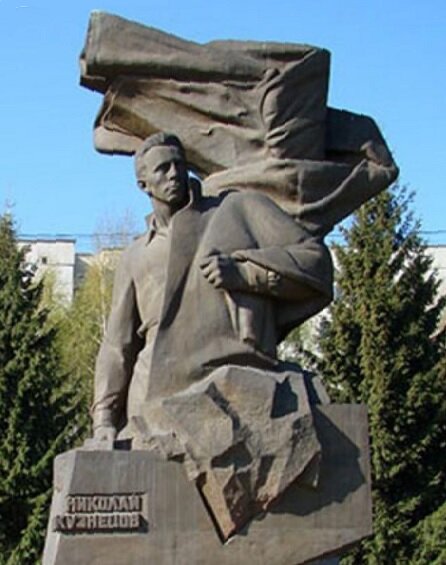 Памятник Н.Кузнецову в моём городе Екатеринбурге. (из Львова в Талицу вернулся другой памятник разведчику) 