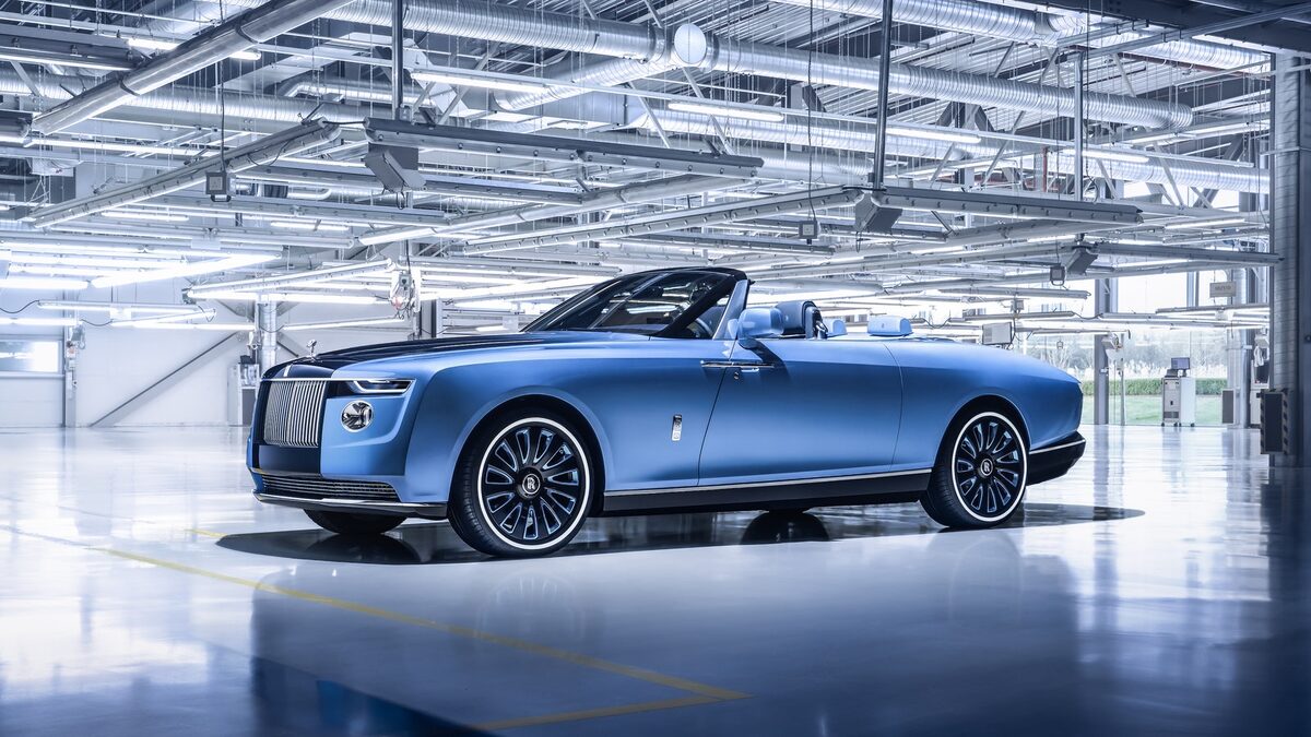 Форма новейшего автомобиля Rolls-Royce напоминает элегантную яхту