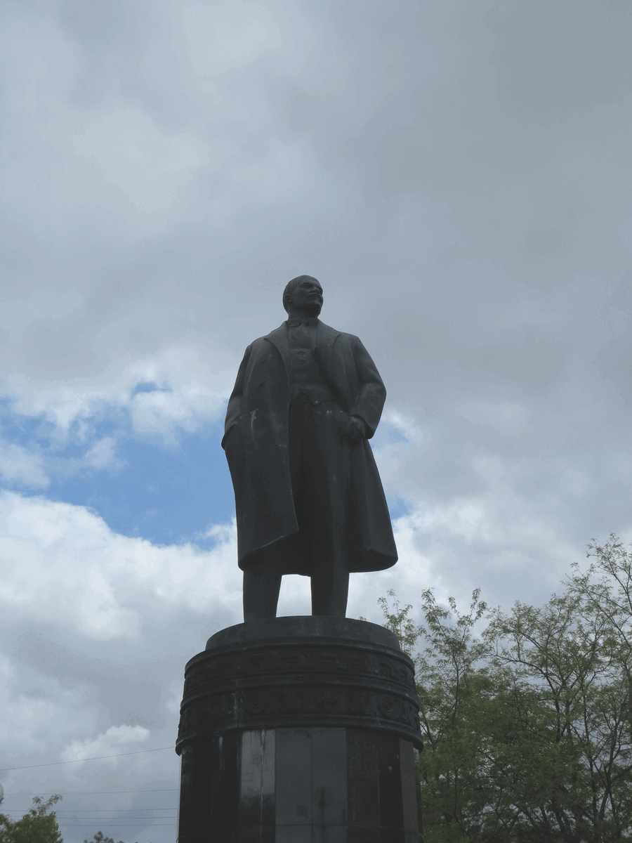 Этот Ленин повернулся передом, словно избушка на курьих-ножках из русской сказки