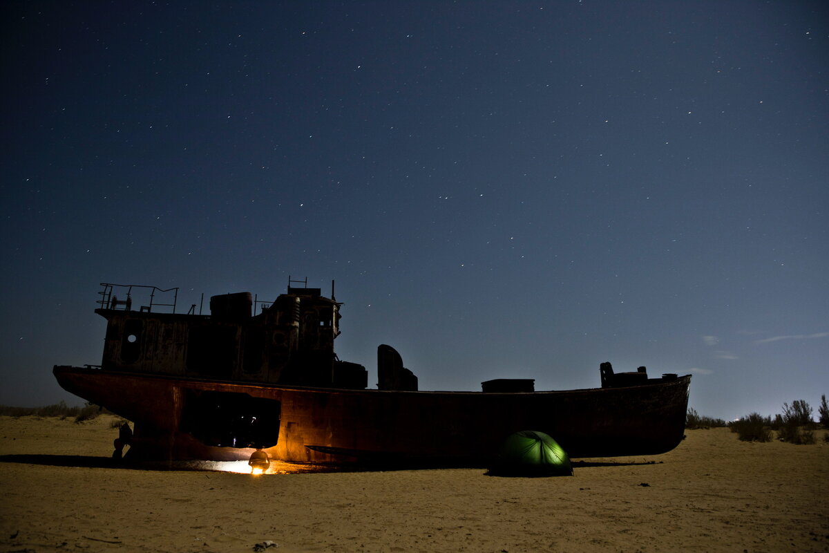 Ночевка внутри заброшенного корабля в Узбекистане. Муйнак