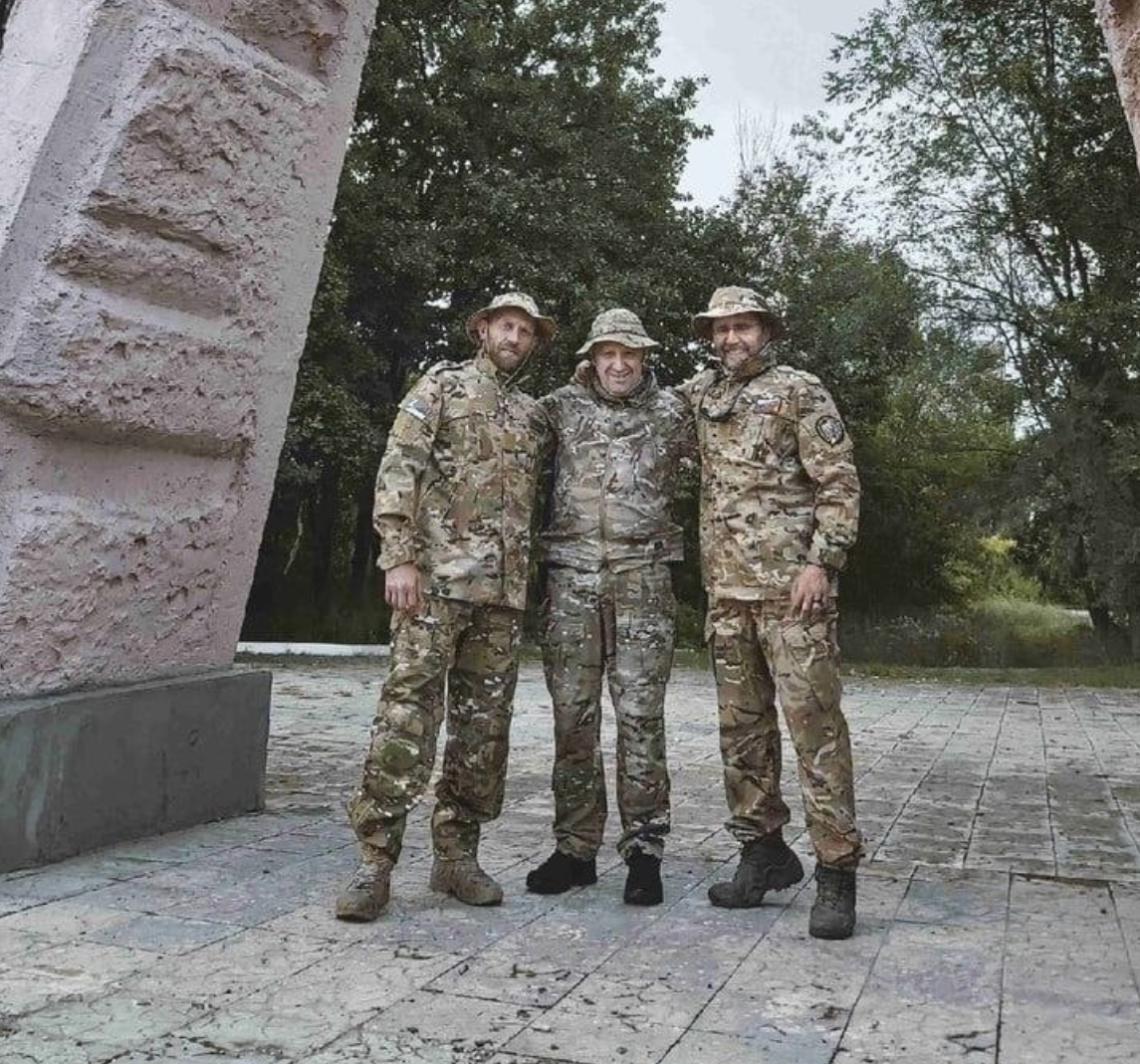 Евгений Пригожин (на фото в центре): «Не могу точно вспомнить, бываю я на Донбассе или нет. Но могу сказать, что в стране огромное количество людей, имеющих те же деньги, тот же статус, те же возможности, что и я. И если каждый из этих ожиревших скотов оторвёт свою розовую жопу от мягкого кресла на Рублевке, то страна будет в полной гармонии и безопасности».