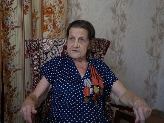     Астраханка Елена Ивановна Бондарева передала 300 тысяч рублей личных сбережений для поддержки добровольцев. Ей 92 года, она ветеран и одна из тех, кого называют «дети войны». astrobl.ru