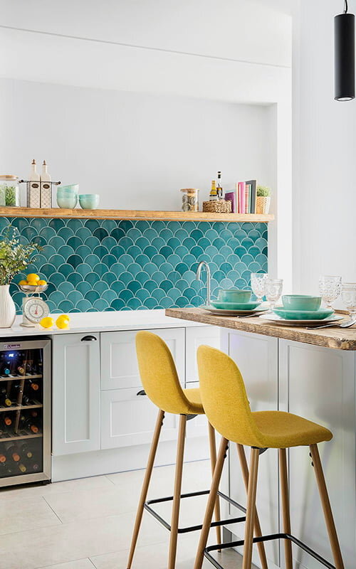 Оригинальный фартук кухни с плиткой в форме «рыбья чешуя»