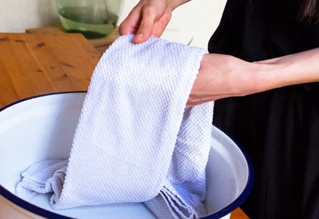 Die Konservierungssaison neigt sich dem Ende zu und jede Hausfrau hat eine Menge schmutziger Handtücher in ihrer Küche. Durch regelmäßiges Waschen erhalten Küchentextilien nicht immer ihren ursprünglichen Weißgrad und ihre ursprüngliche Frische zurück.-3