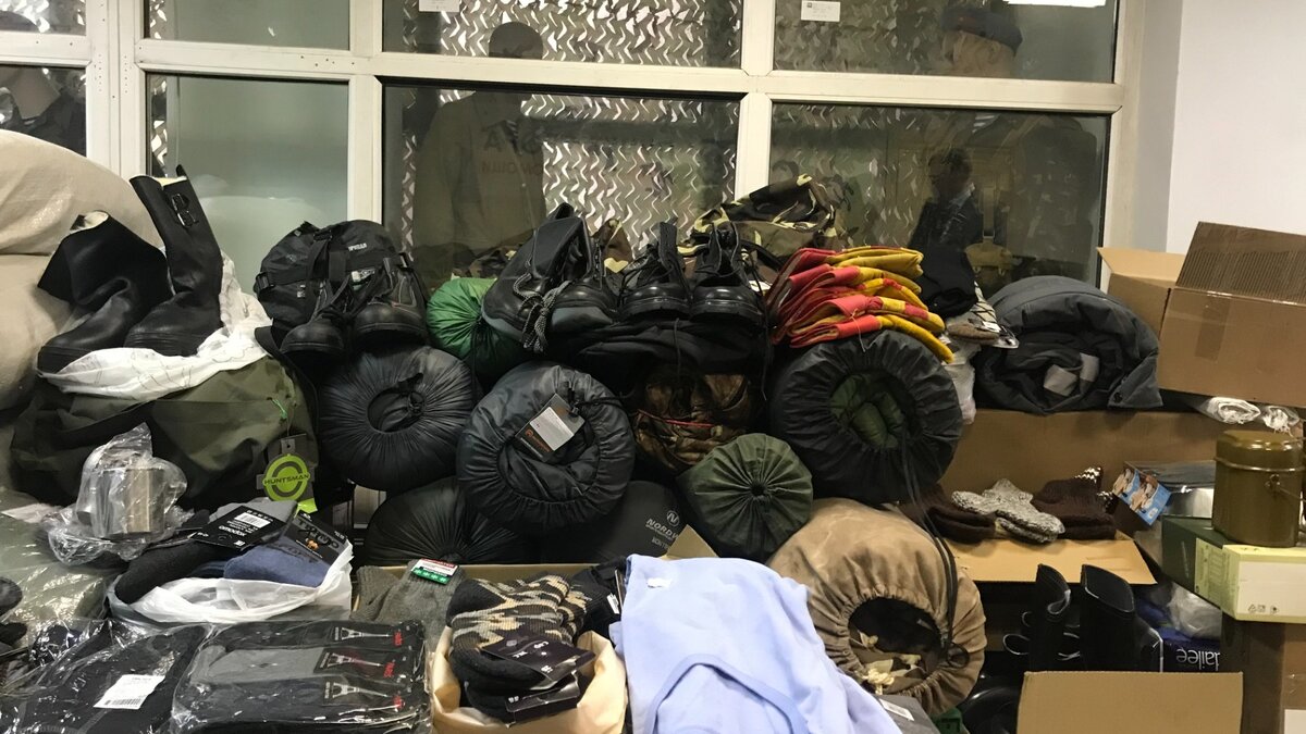     Волонтеры принимают снаряжение, утепленное термобелье, рюкзаки, спальные мешки, а также продукты длительного хранения и средства личной гигиены.