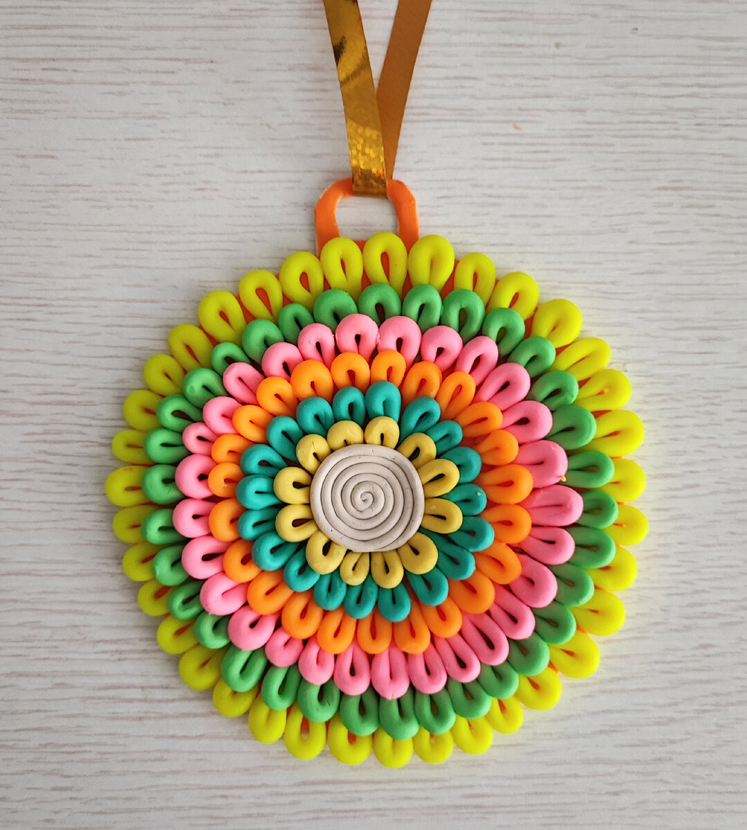 Готовый вариант ёлочной игрушки из пластилина на картоне.