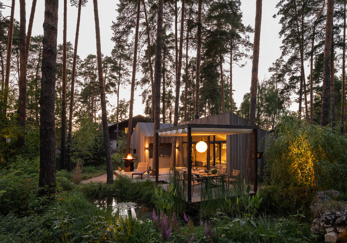 Павильон с вечерней подсветкой.