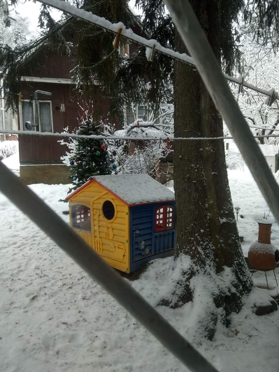 Вид из окна, из маленького домика.