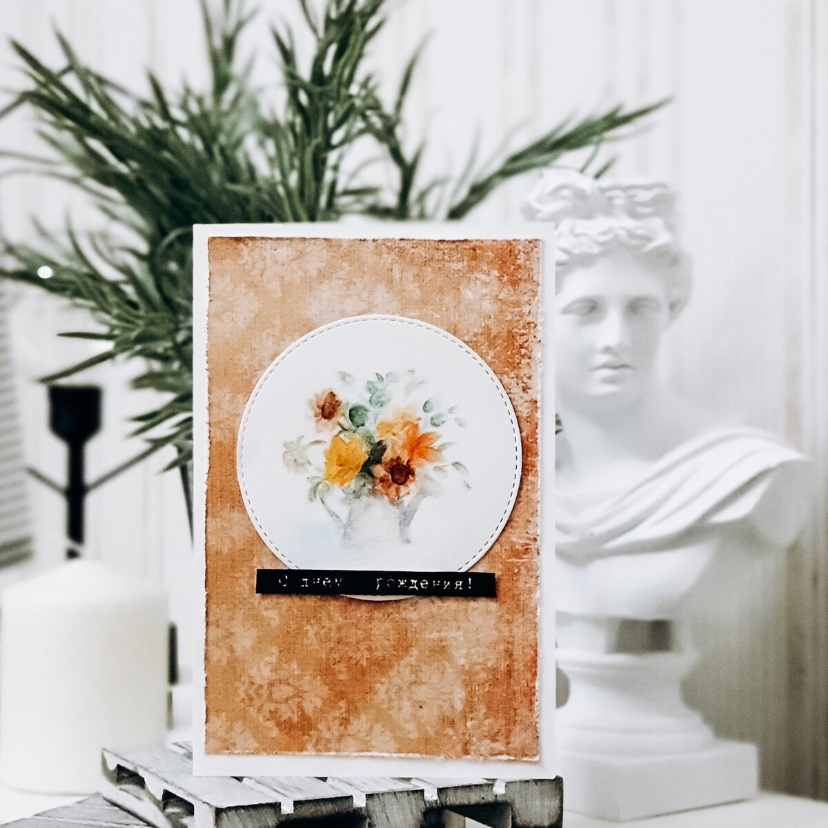 Здесь штамп от Питерского скрапклуба раскрашен акварельными карандашами