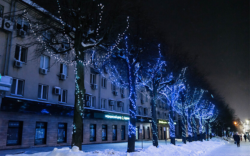  Деревья вдоль улицы Пушкинской мерцают таинственным синим цветом. Фото: Мария Бакланова