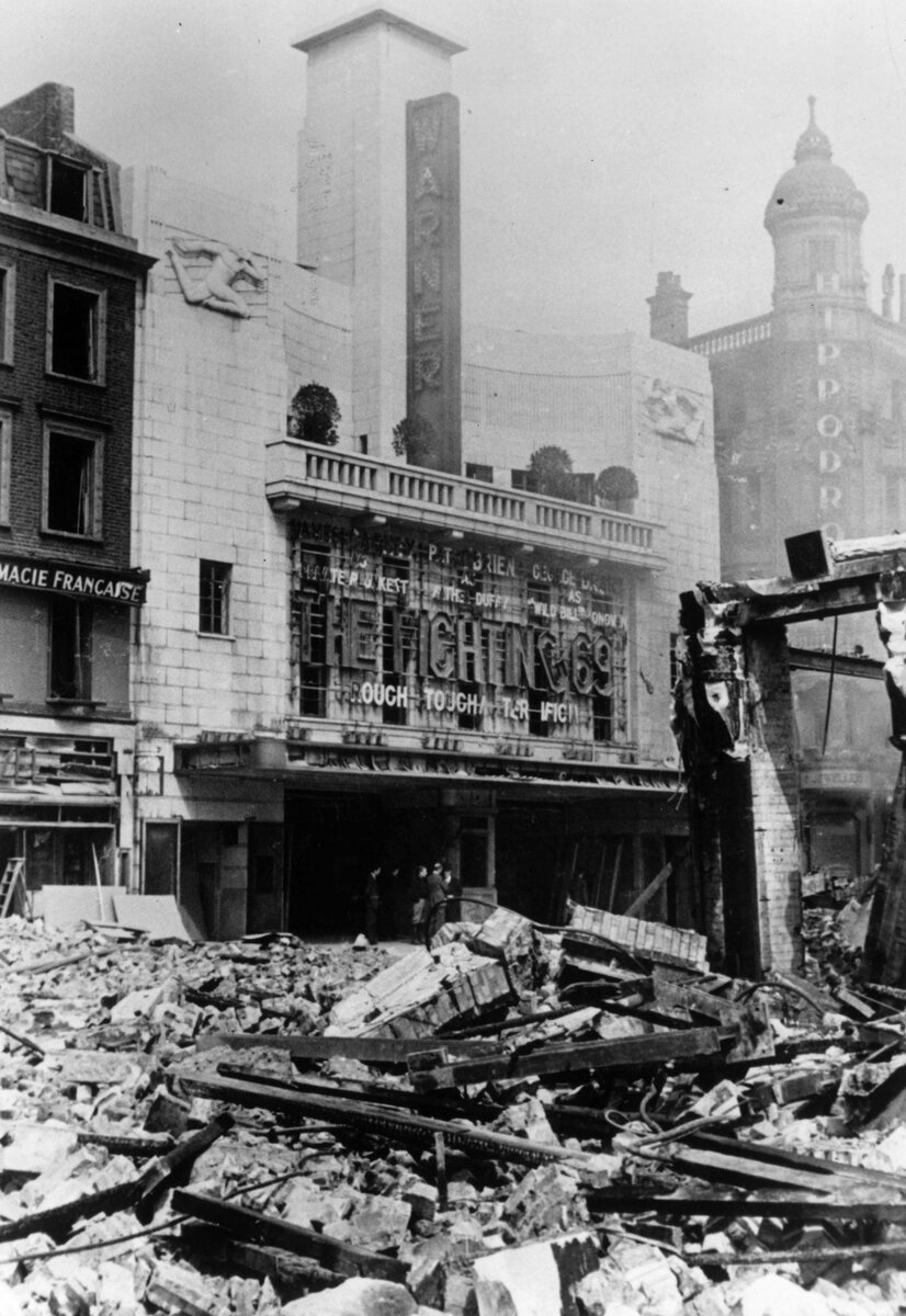 черчилль в разбомбленном лондоне. англия в 1941 году. бомбардировка ковентри 1940. ковентри вторая мировая бомбёжка. армия великобритании 1940.