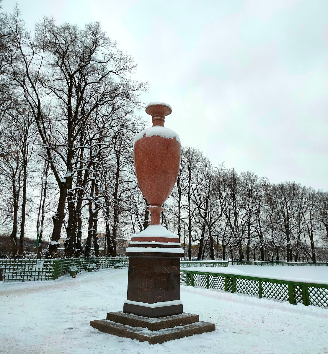 Порфировая ваза в Летнем саду. Январь 2023 г. Фото автора.