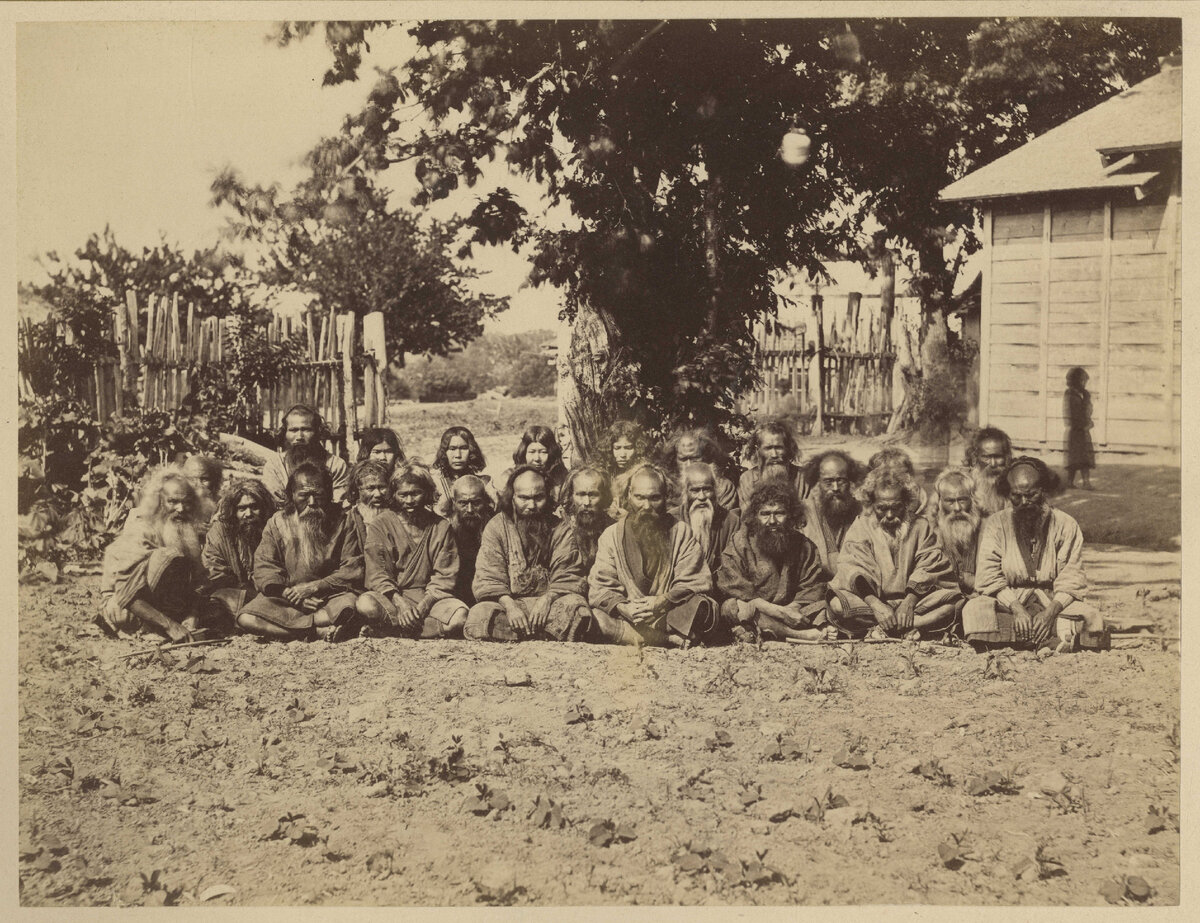 Сахалинские айны, переселенные на Хоккайдо после 1875 года. Фото: Научный архив РГО. 