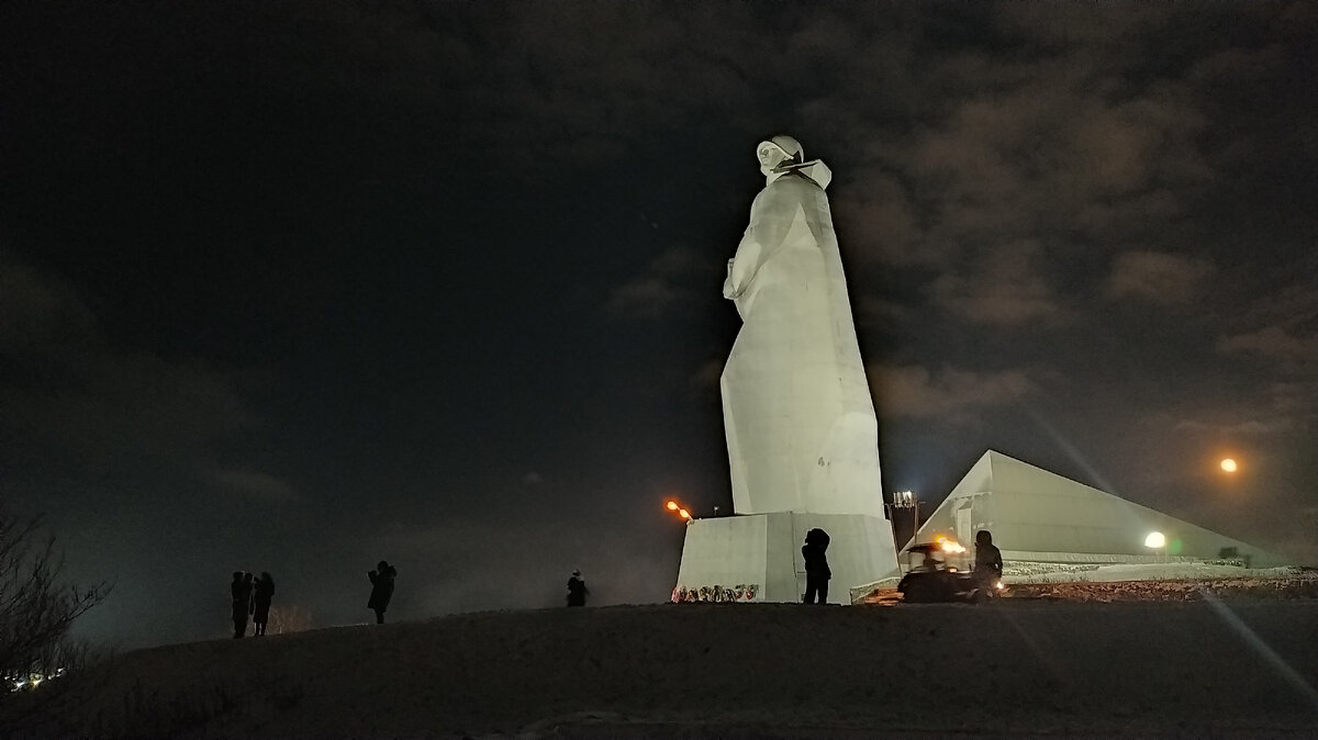 Мурманчане терпеливые труженики, закаленные природой своего края, но не только. Их несгибаемые предки во время Великой Отечественной войны отстояли свой город-порт, к которому так настойчиво рвался немец. Столица Заполярья была разрушена бомбами почти до основания, но осталась неприступной. На фото легендарный Мурманский Алеша. 