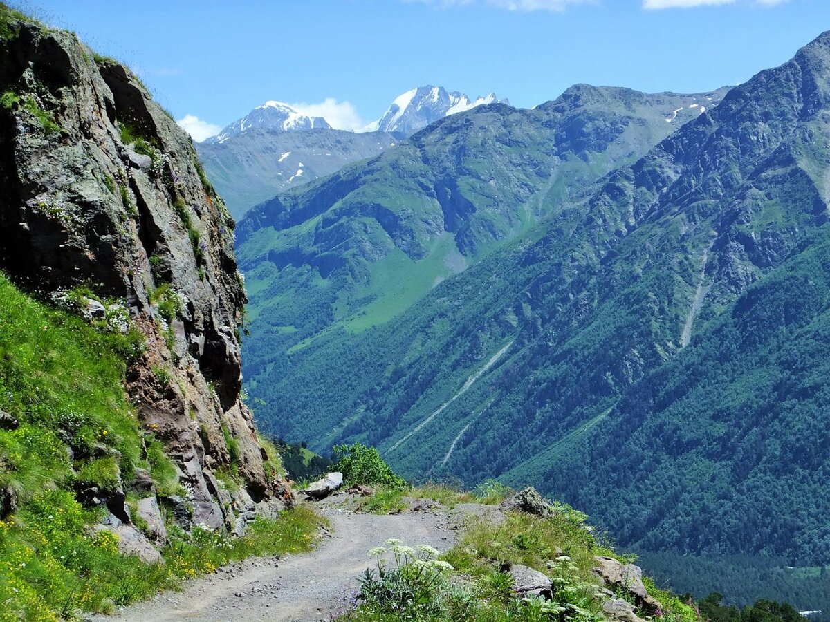 Здесь горы. Граница Кавказа фото.