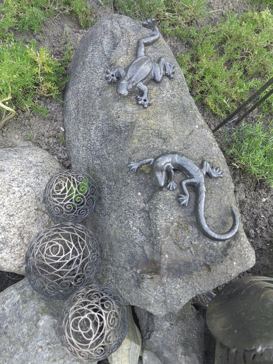 Кованые шарики и две кованые  подруженьки-ящерица и лягушка.