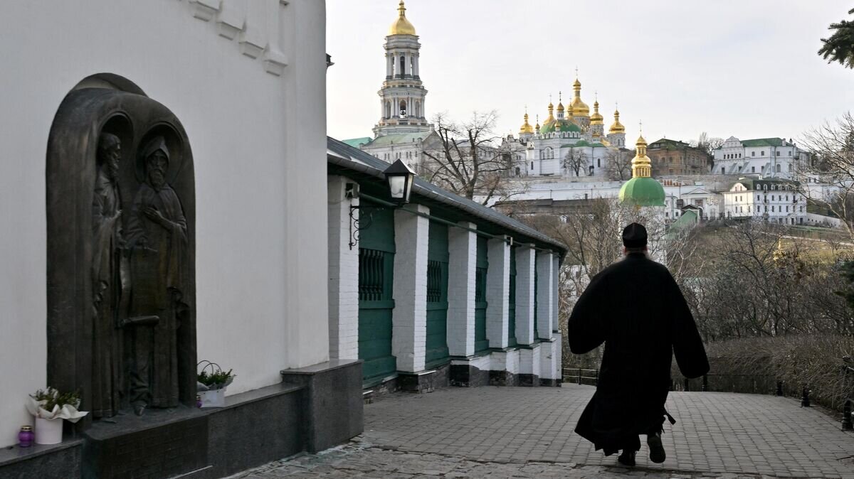    Православный священник идет по территории Киево-Печерской Лавры© AFP 2023 / Sergei Supinsky