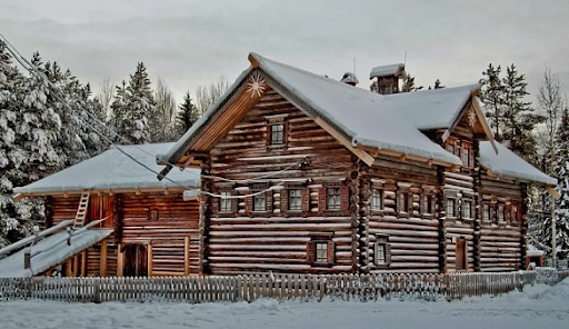 Дом и двор с хозяйственными постройками