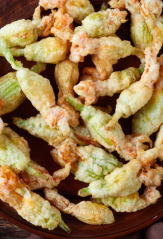 Цветы кабачков, жареные в кляре