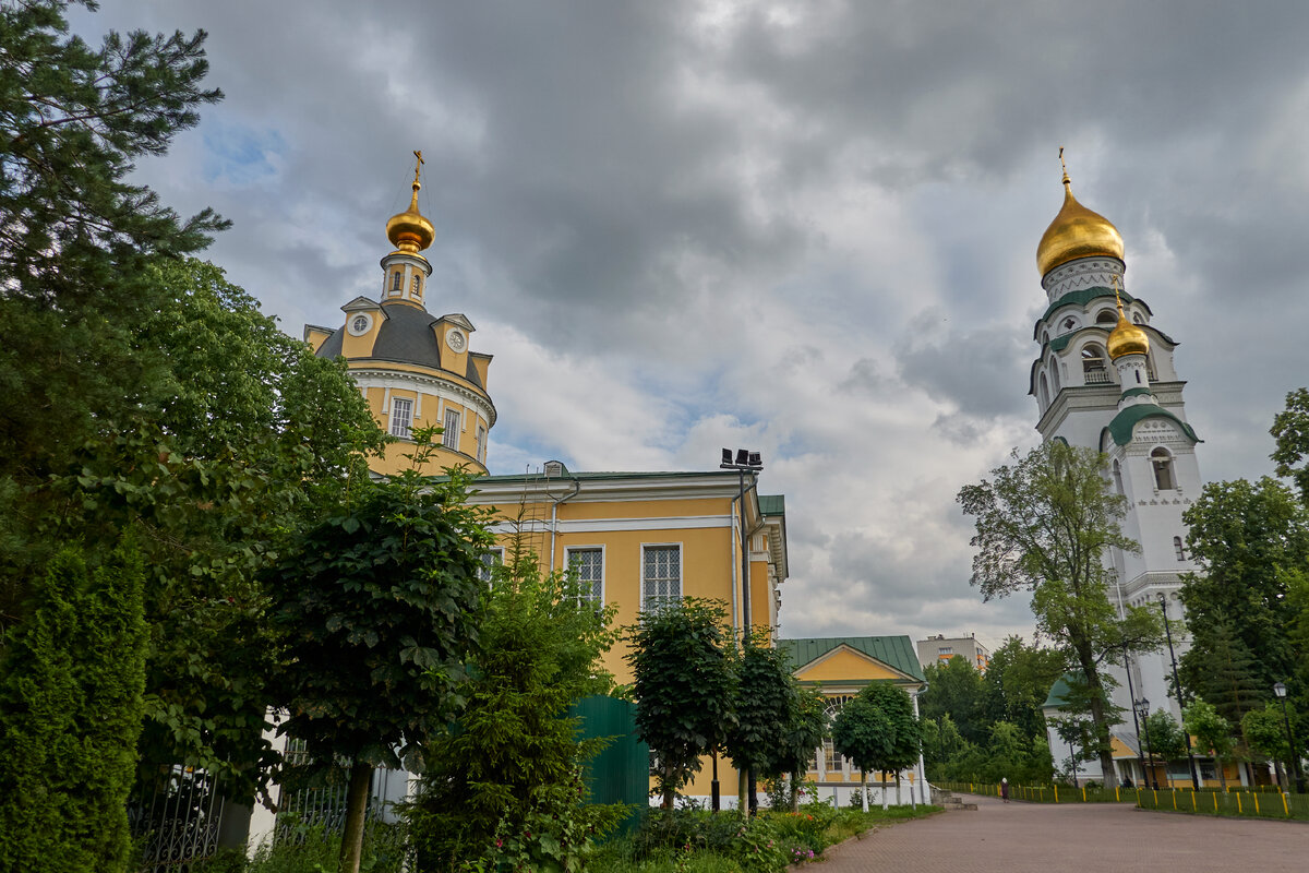 Покровский собор и церковь-колокольня Воскресения Христова