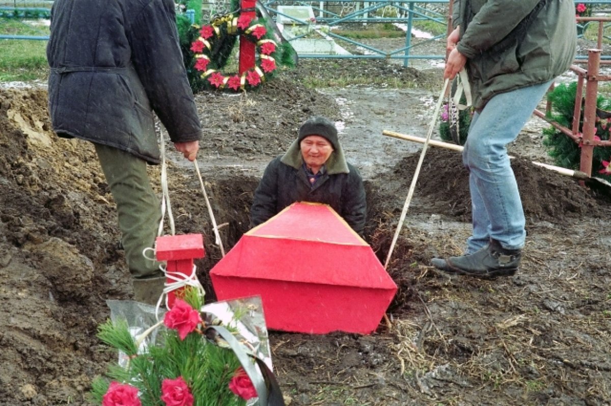    Труп на полке холодильника.