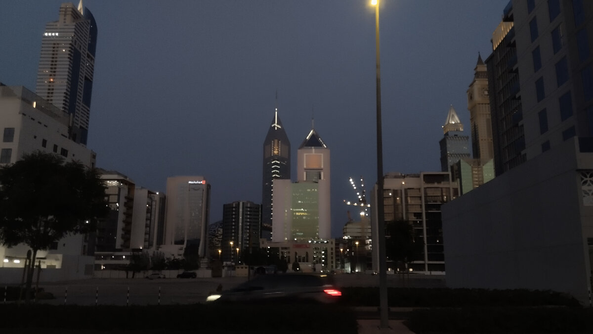 Ночной вид на одну из достопримечательностей Дубая - Emirates Towers 