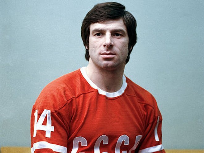    Валерий Харламов - легенда советского хоккея, "Легенда №17". Некоторые любители связывают его необычную по накалу эмоций и напряжения игру с национальностью, происхождением Валерия.