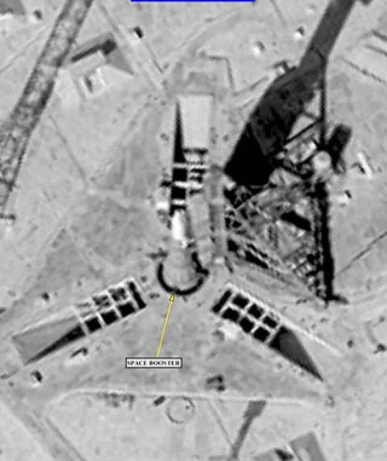 Спутниковое изображение советской ракеты N1 на стартовой площадке с сентября 1968 года. (Национальное разведывательное управление / НАСА)