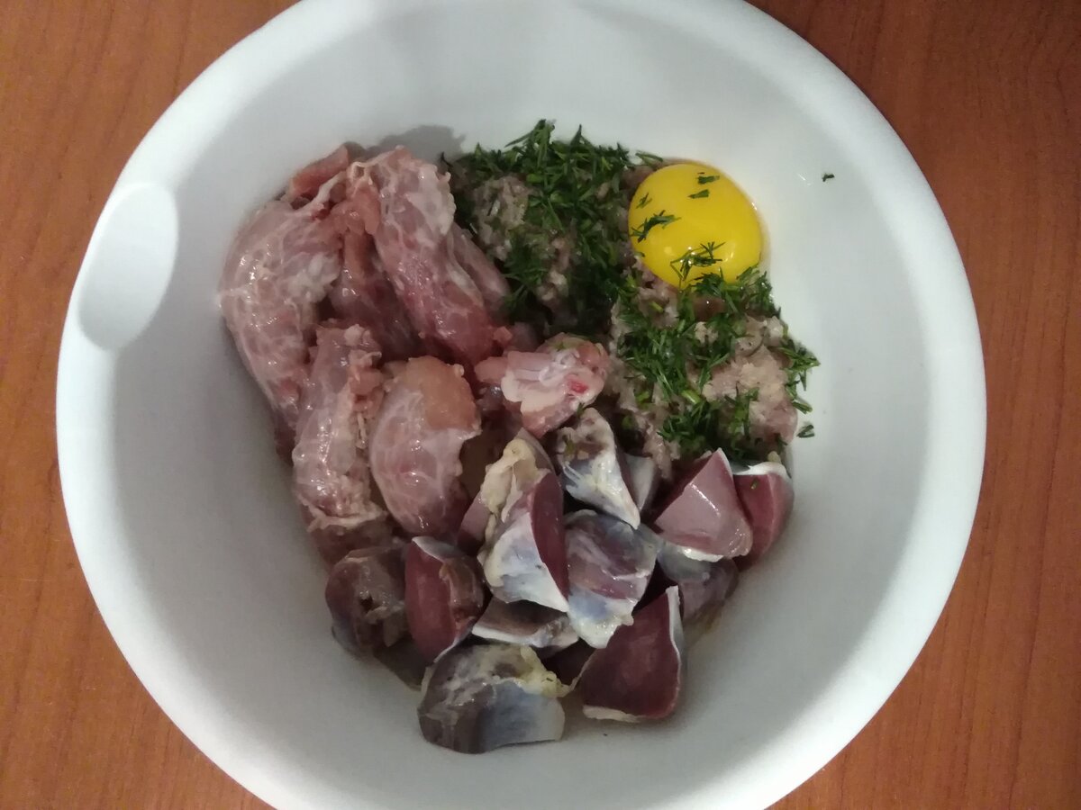 Куриные шеи, фарш, желудки куриные, желток, укроп. 