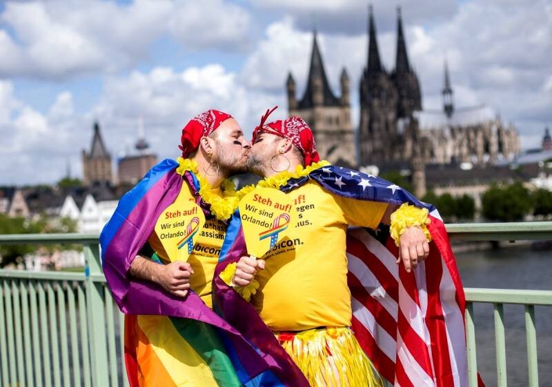 Фото геев в европе