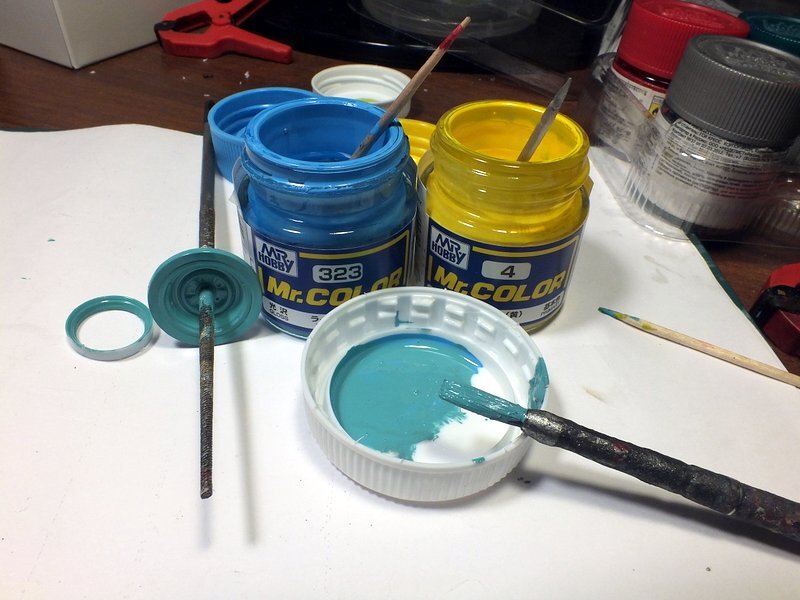 Основной цвет кузова будет бирюзовым, или, как сейчас, говорят "мятный". Поскольку готовой краски такого цвета нет, добавлением желтого в голубой (не наоборот!), получаю нужный мне оттенок. Пропорция будет примерно 5:1. Хотя добавлял желтый, я буквально по капельке, контролируя результат "на глаз", ибо....