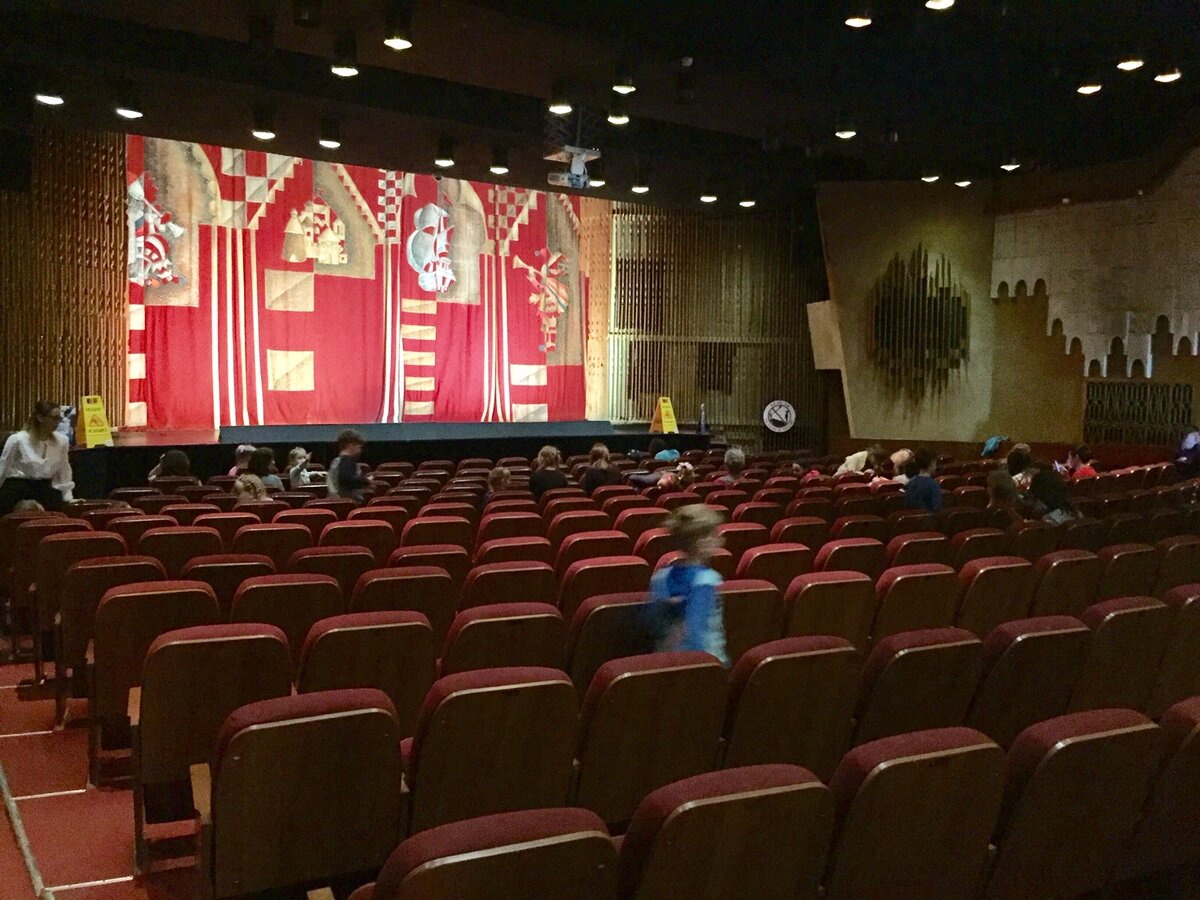 В антракте 