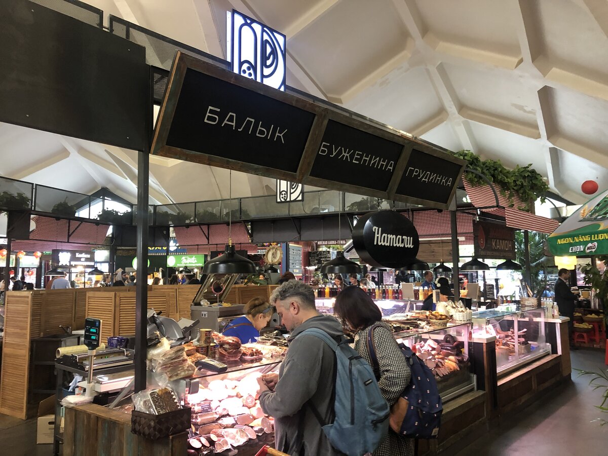 Центральный рынок часы. Меркадо да Рибейра. Mercado da Ribeira Лиссабон. Рынок Рибейра. Лиссабон рыбный рынок.