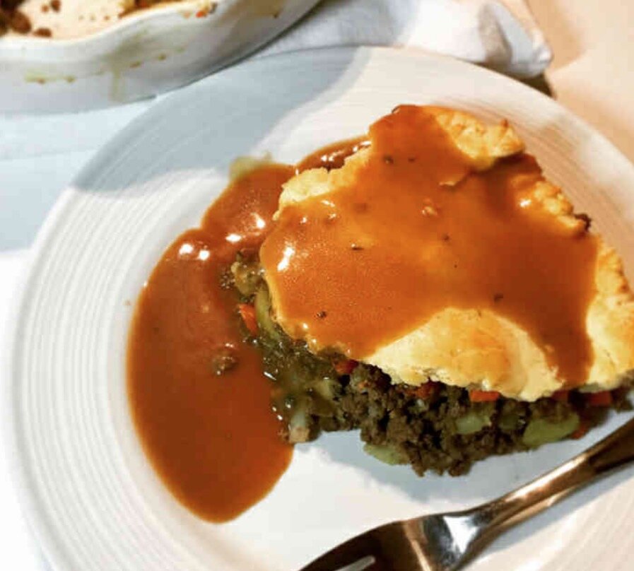 Meat pie, залитый gravy.