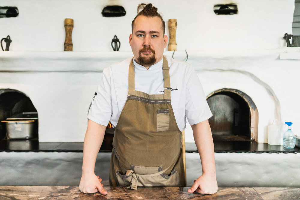  Александр на своем рабочем месте — у русской печи в ресторане Ruski 