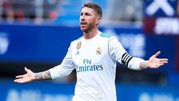 Фото: realmadrid.comПо данным Don Balon, игрок якобы уже попросил президента клуба Флорентино Переса не совершать трансфер игрока из «Манчестер Юнайтед». Рамос уверен, что появление Погба в клубной раздевалке скажется негативно на внутрикомандной атмосфере. Источник сообщает, что капитан сравнил Погба с Гаретом Бэйлом, ситуация с которым во второй половине завершающегося сезона не была благотворной для команды.
