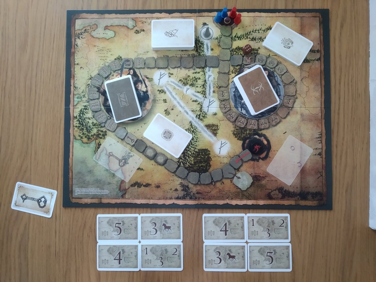 Игровое поле разложено на 2х игроков.