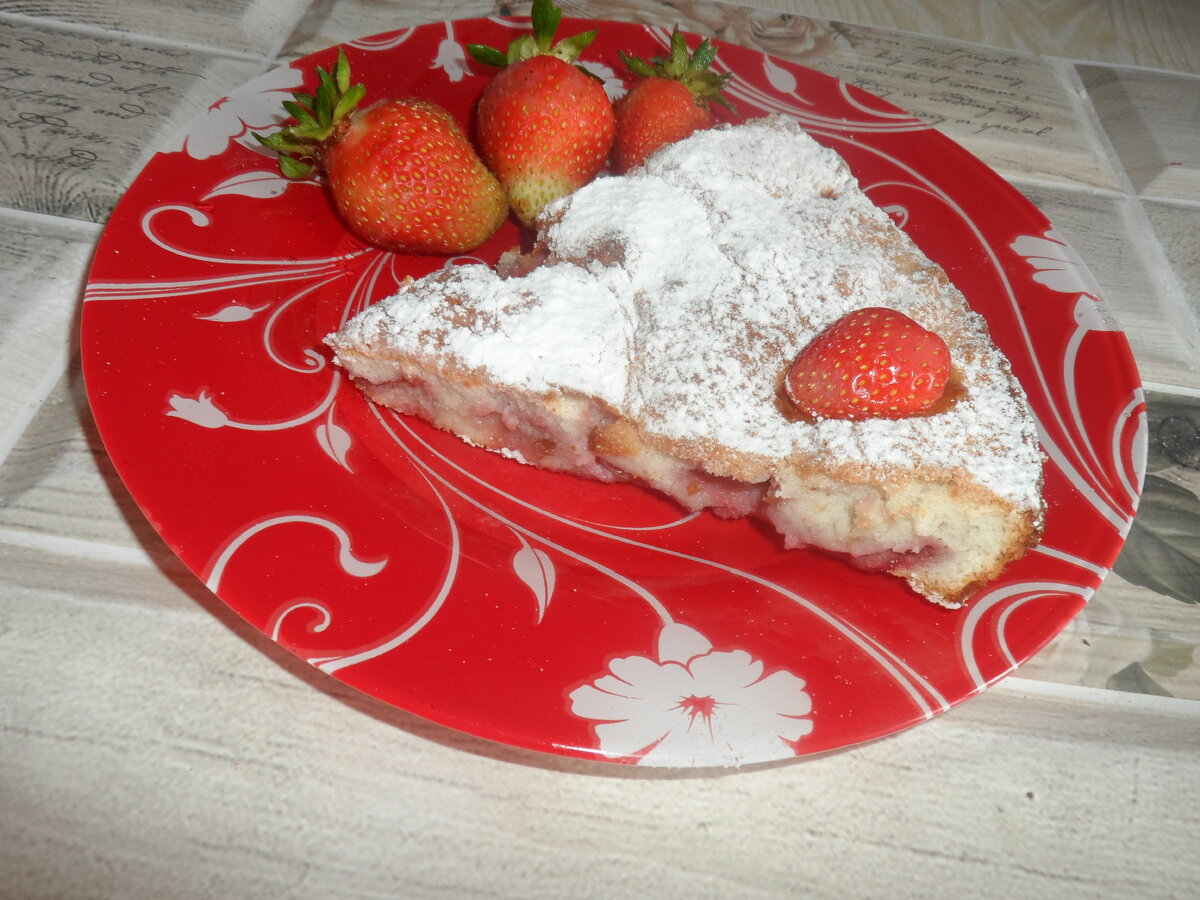 Яблочный пирог с клубникой