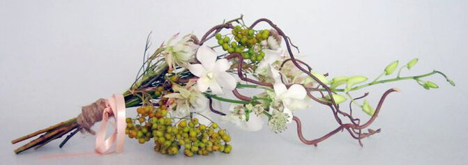 У меня не сохранилось фотки того букета, о котором идёт речь в данном рассказе. Но букет, который по стилю напоминает мне его (и всё-таки мой был лучше!), я нашла среди работ флориста Олеси Гавриш