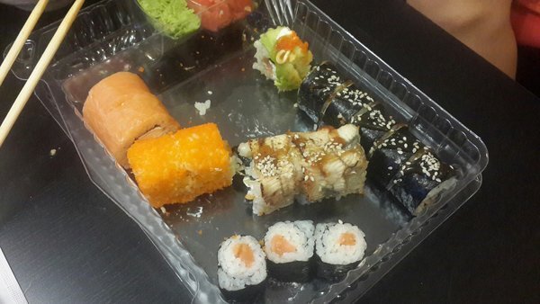 В комнате обнаружился стол, с явными признаками недавнего пиршества - в частности, там были остатки роллов - по 2-3 кусочка от каждого из обычных 8-ми, но они были скомпонованы в один контейнер, и явно было видно, что им пытались придать вид нетронутых) 