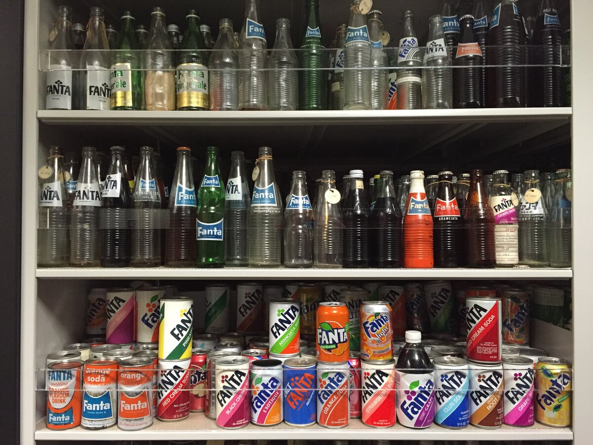 В коллекции Fanta можно найти зеленые бутылочки: это лимонная Fanta Klare Zitrone, которая была впервые выпущена в 1959 году. А уже в 1961 году она стала отдельным напитком под новой маркой. Так Fanta превратилась в Sprite. 